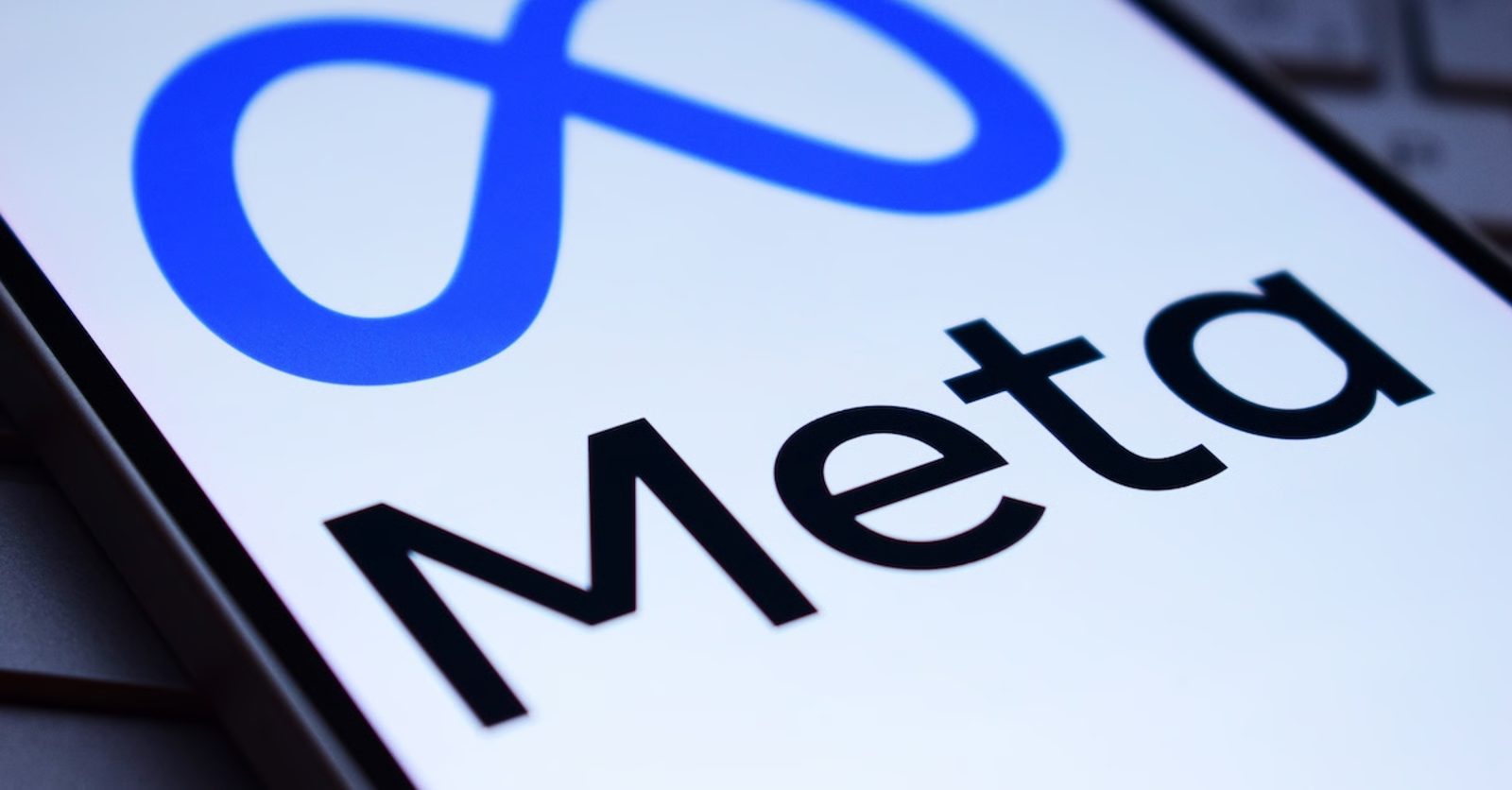 Logotip Meta na zaslonu telefona